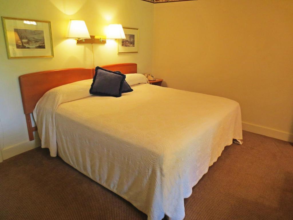 The Thompson House Hotel Windham Room photo